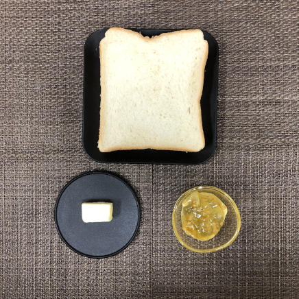 1枚分のマーマレードトーストの材料（食パン・バター・マーマレードジャム）