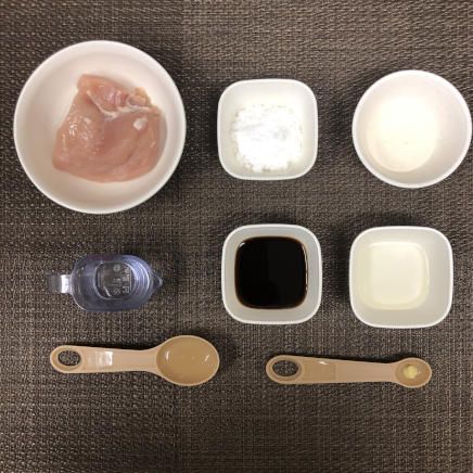 中皿1皿・1人前の鶏胸肉のチャーシューに使った材料(鶏胸肉・水・醤油・砂糖・料理酒・みりん・酢・おろし生姜)