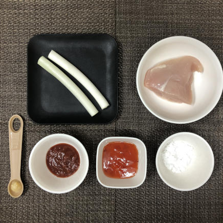 中皿1皿・1人前の鶏胸肉のチリソースの材料(鶏胸肉・片栗粉・ネギ・スイートチリソース・ケチャップ・おろしにんにく)