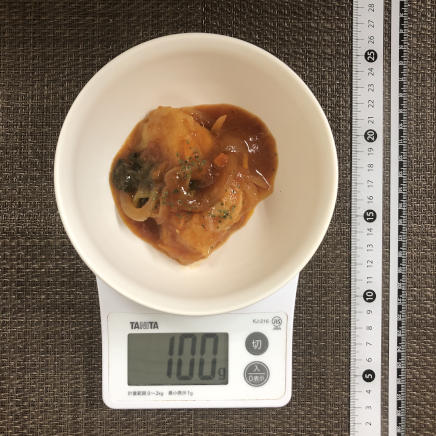 100g分の鶏胸肉のトマト煮込み