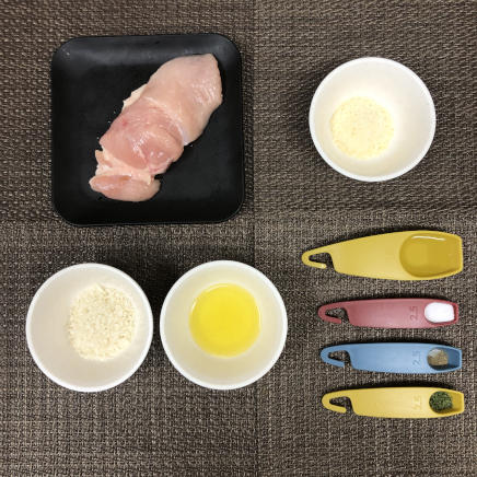中皿1皿・1人前の鶏胸肉のパン粉焼き