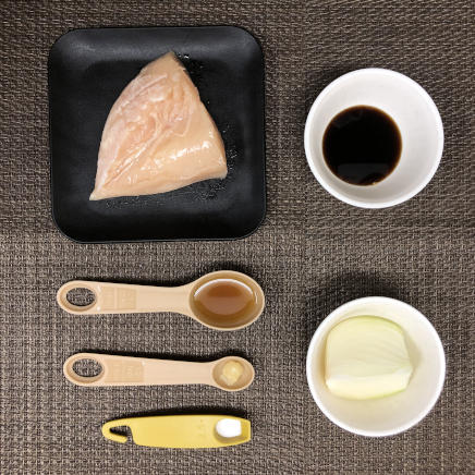 中皿1皿・1人前の鶏胸肉のポン酢炒めの材料（鶏胸肉・塩・玉ねぎ・ポン酢・おろしにんにく・ごま油）