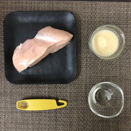 中皿1皿・1人前の鶏胸肉の塩麹焼きの材料(鶏胸肉皮無し・塩麴・こしょう・サラダ油)
