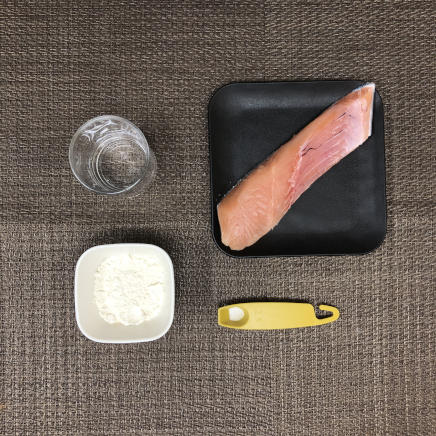 切り身1切れ分の鮭の天ぷらの材料(鮭・塩(振り塩)・天ぷら粉・水)