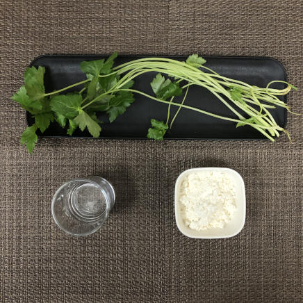 中皿1皿・1人前の三つ葉の天ぷらの材料（三つ葉・天ぷら粉・水）