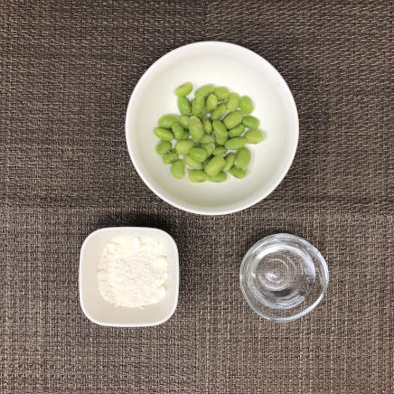 中皿1皿・1人前の枝豆の天ぷらの材料(剥き枝豆・天ぷら粉・水)