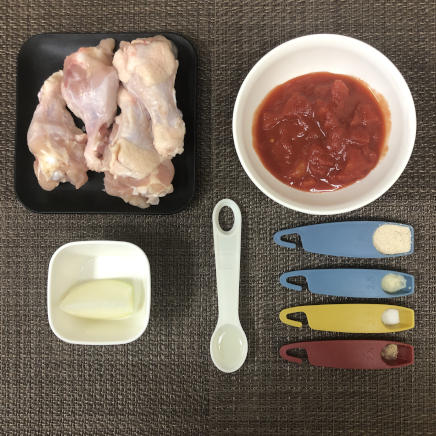 大皿1皿・1人前の手羽元のトマト煮に使った材料(手羽元・カットトマト缶・玉ねぎ・コンソメ・おろしにんにく・塩・こしょう・サラダ油)