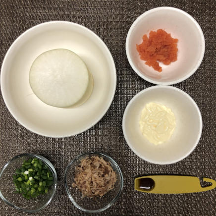 中皿1皿・1人前の大根と明太子のサラダの材料(大根・明太子・マヨネーズ・めんつゆ・小ネギ・かつおぶし)