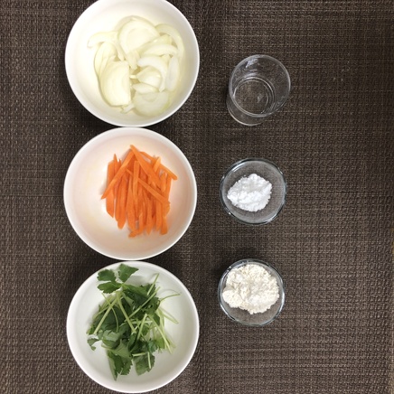 1個分の野菜のかき揚げの材料(玉ねぎ・にんじん・三つ葉・薄力粉・片栗粉・水)