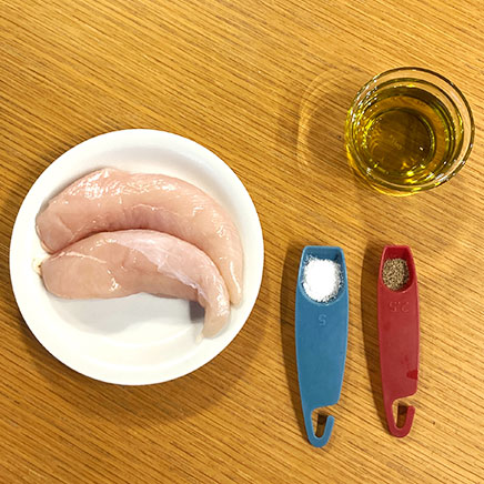2本分のささみのコンフィの材料（ささみ、塩、こしょう、オリーブオイル）