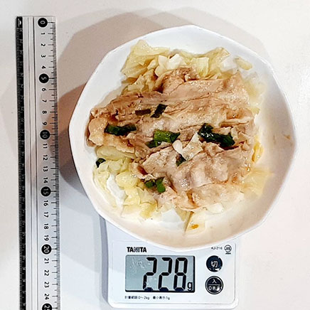 中皿1皿分の豚キャベツ蒸し