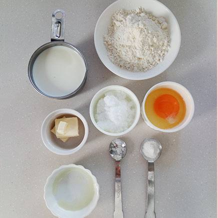 9×9センチの型2枚分のカスタードワッフルの材料(小麦粉、砂糖、卵、牛乳、ベーキングパウダー、塩、バター、サラダ油)