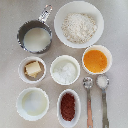 9×9cmの型2枚分のココアワッフルの材料（ココアワッフルに使用した小麦粉、砂糖、卵、牛乳、ベーキングパウダー、塩、バター、ココア、サラダ油）