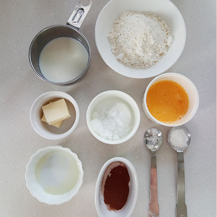 9×9cm型2枚分のシナモンワッフルの材料（シナモンワッフルに使用した小麦粉、砂糖、卵、牛乳、ベーキングパウダー、塩、バター、シナモン、サラダ油）