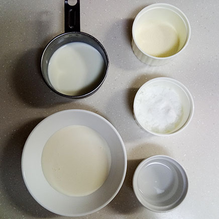 5cm×6 cmのプリン型2個分のミルクプリンに使用した材料(牛乳、生クリーム、砂糖、水、ゼラチン)