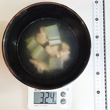 丼1杯分の冬瓜と鶏肉のスープ