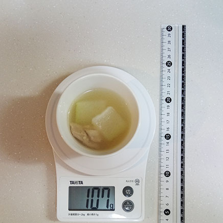 小鉢1杯分の冬瓜と鶏肉のスープ