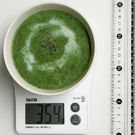 スープボウル(中)1杯分のほうれん草のポタージュ