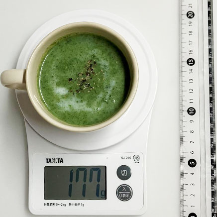 マグカップ1杯分のほうれん草のポタージュ