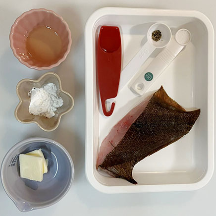 1切れ分のカレイのムニエルの材料(マガレイ、小麦粉、バター、塩、こしょう、サラダ油、レモン)