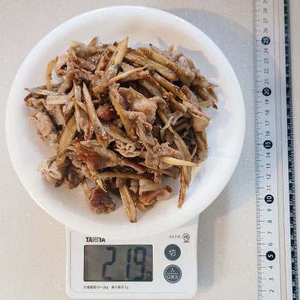 中皿1皿分のごぼうと豚肉のきんぴら