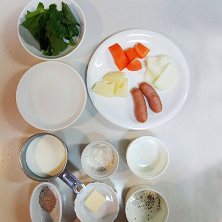 大皿1皿分のソーセージのシチューの材料(ウインナー、じゃがいも、人参、玉ねぎ、ほうれん草、牛乳、バター、コンソメ、小麦粉、黒こしょう、塩、水)