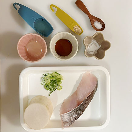 1切れ分のたらのみぞれ煮の材料（たら、塩、片栗粉、サラダ油、大根、醤油、みりん、風味調味料、葉ネギ）