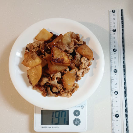 中皿1皿分の豚肉と大根の炒め物