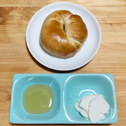 1個分のはちみつとクリームチーズのベーグルサンドの材料(ベーグル、クリームチーズ、はちみつ)