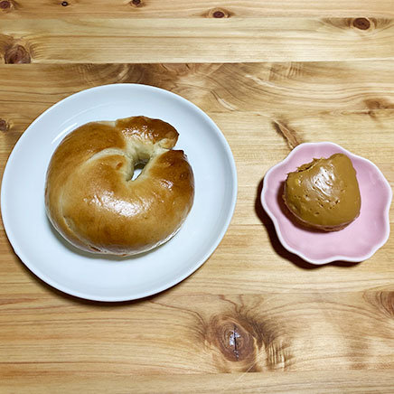 1個分のピーナッツバターのベーグルサンドの材料(ベーグル、ピーナッツバター)