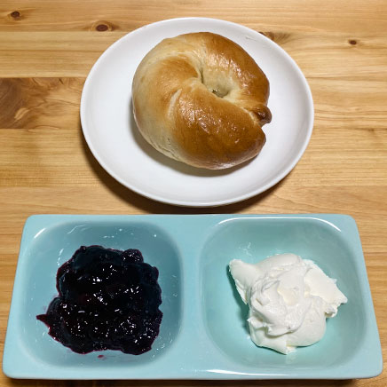 1個分のブルーベリーとクリームチーズのベーグルサンドの材料(ベーグル、ブルーベリージャム、クリームチーズ)