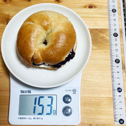 1個分のブルーベリーとクリームチーズのベーグルサンド