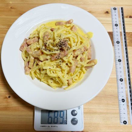 大皿1皿分の生パスタのカルボナーラ