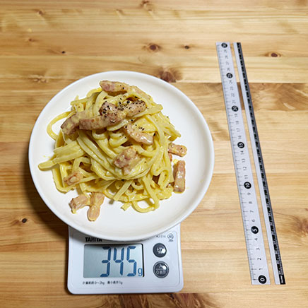 中皿1皿分の生パスタのカルボナーラ