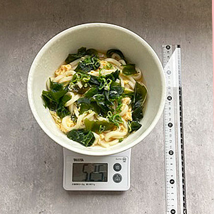 丼ぶり1杯分の卵とわかめのうどん