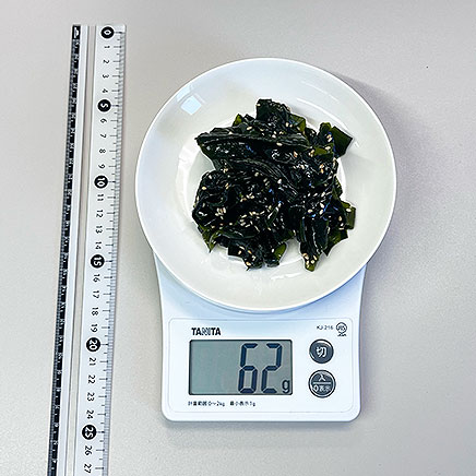 中皿1皿分の生わかめとごまのポン酢和え