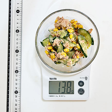 中皿1皿分のツナとコーンときゅうりのサラダ