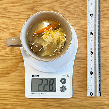 カップ1杯分のひらたけと卵の中華スープ