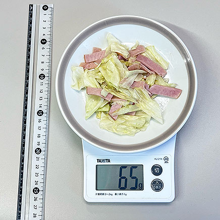 大皿1皿分のキャベツとハムの炒め物