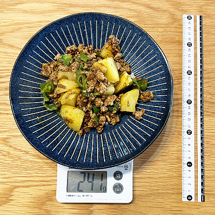 大皿1皿分のじゃがいもとひき肉のカレー炒め