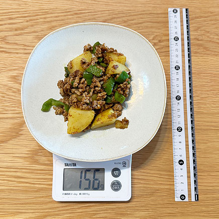 中皿1皿分のじゃがいもとひき肉のカレー炒め