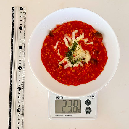 大皿1皿分のオートミールのトマトジュースリゾット