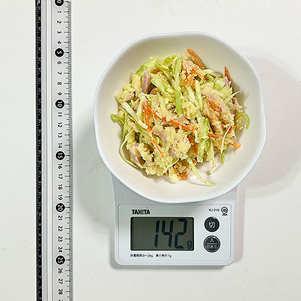 中鉢1杯分のコールスローのポテトサラダ