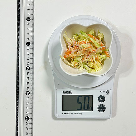 小鉢1杯分のコールスローのポテトサラダ