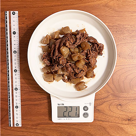 大皿1皿分のこんにゃくと牛肉の煮物