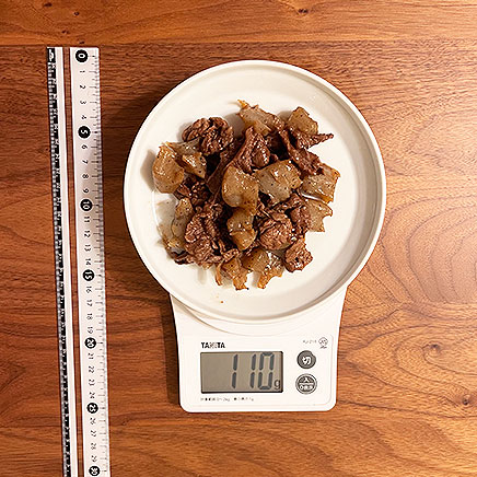 中皿1皿分のこんにゃくと牛肉の煮物