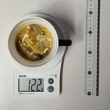 スープカップ1杯分の干し椎茸と卵の中華スープ