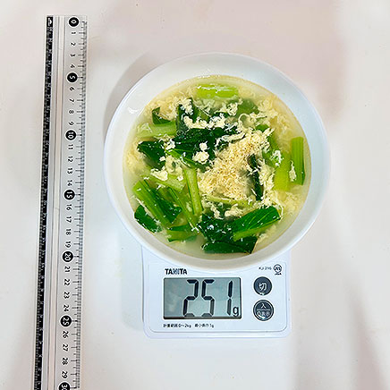 スープボウル1杯分の小松菜の卵スープ