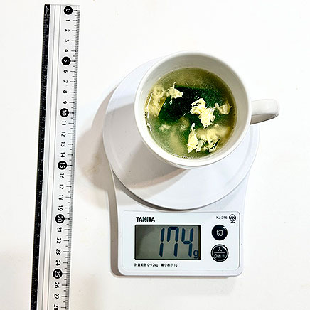 カップ1杯分の小松菜の卵スープ