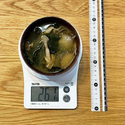 汁椀1杯分のひらたけとわかめの味噌汁